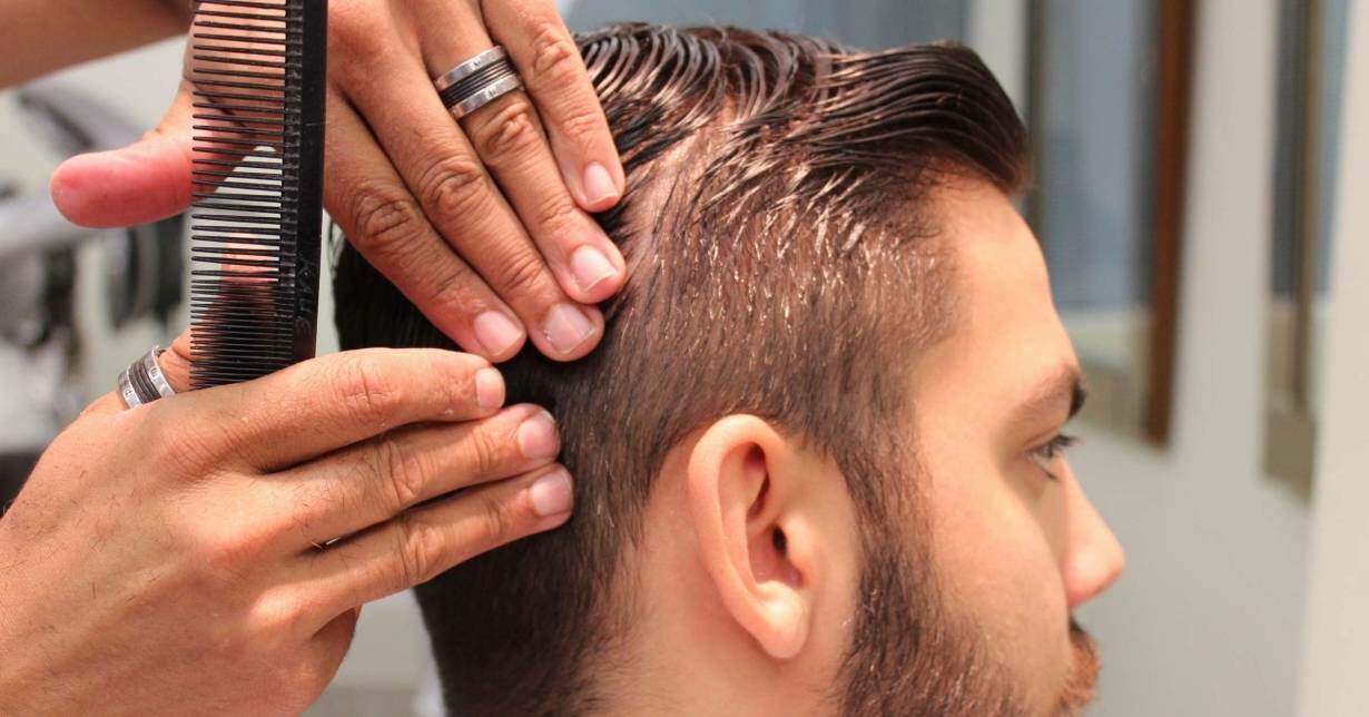 Cabeleireiro Fêmea Que Faz O Corte De Cabelo Masculino Com a Lâmina  Elétrica Do Cabelo No Salão De Beleza Do Cabeleireiro No Ar L Video Estoque  - Vídeo de aparamento, beleza: 118284439